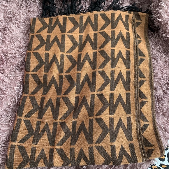 Micheal kors scarf - Picture 1 of 2